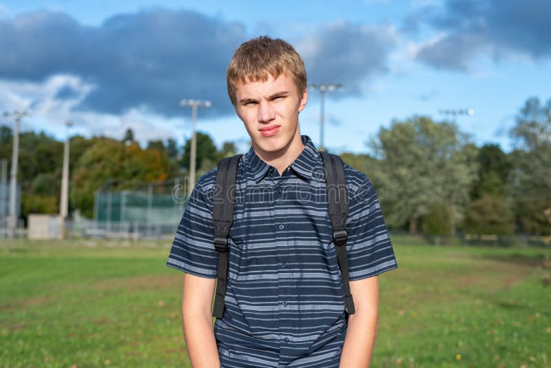 Det ledsna studentanseendet i parkerar royaltyfri fotografi Det ledsna studentanseendet i parkerar royaltyfri fotografi