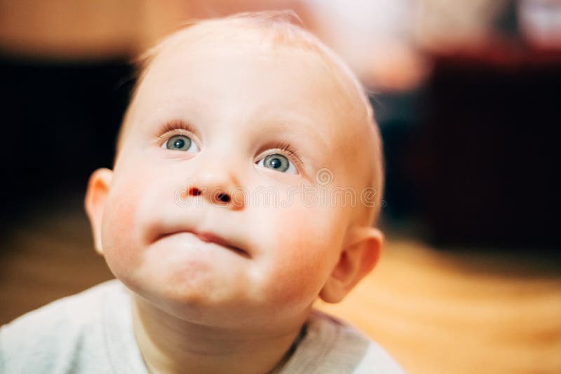Det lilla barnet behandla som ett barn den nära övre ståenden för pojken royaltyfri fotografi Det lilla barnet behandla som ett barn den nära övre ståenden för pojken royaltyfri fotografi
