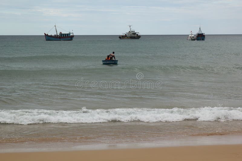 Det lilla fartyget försöker att gå till det stora fartyget på havet på Phu Yen, Vietnam - September 5,2018 royaltyfri bild Det lilla fartyget försöker att gå till det stora fartyget på havet på Phu Yen, Vietnam - September 5,2018 royaltyfri bild