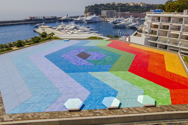 Det ljusa helikopterlandningstället, lyx seglar i fjärden av Monaco offentligt område Hexa nådtakterrass av salongregnet arkivfoto Det ljusa helikopterlandningstället, lyx seglar i fjärden av Monaco offentligt område Hexa nådtakterrass av salongregnet arkivfoto