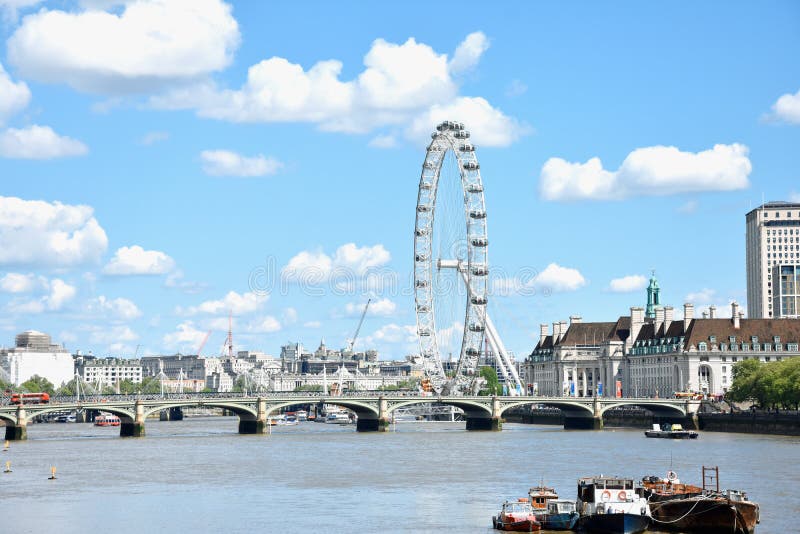 Det London ?gat p? den s?dra banken av flodThemsen p? natten i London, England royaltyfria foton Det London ?gat p? den s?dra banken av flodThemsen p? natten i London, England royaltyfria foton