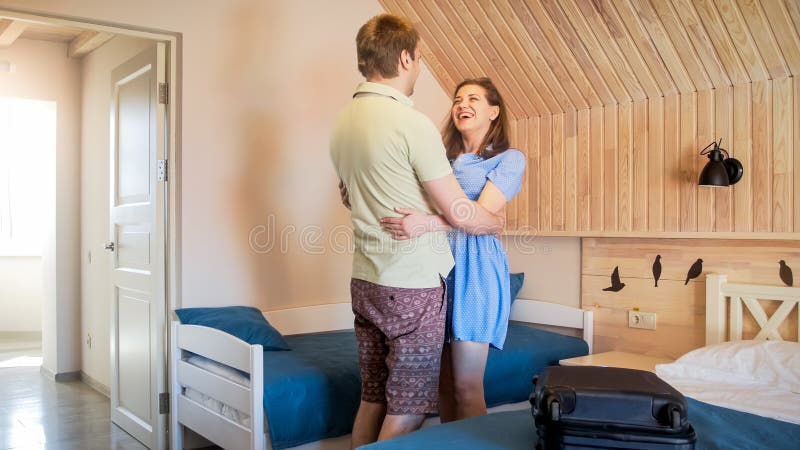 Det lyckliga barnet kopplar ihop att krama och att skratta, når de har ankommit i hotell på deras sommarferie royaltyfri foto Det lyckliga barnet kopplar ihop att krama och att skratta, når de har ankommit i hotell på deras sommarferie royaltyfri foto