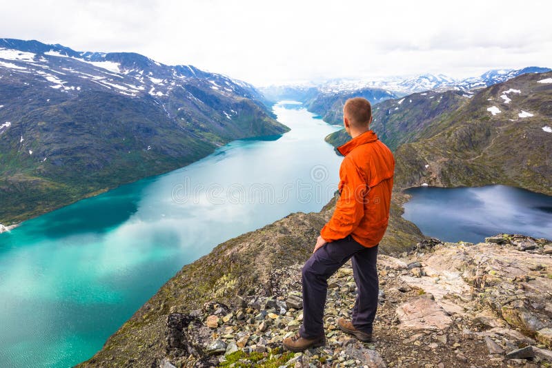 Det lyckliga folket kopplar av i klippa under turen Norge Bessegen område arkivfoto Det lyckliga folket kopplar av i klippa under turen Norge Bessegen område arkivfoto
