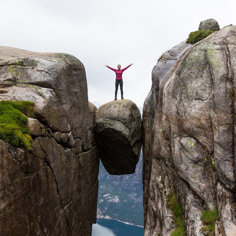Det lyckliga folket kopplar av i klippa under turen Norge fotvandra route royaltyfria bilder Det lyckliga folket kopplar av i klippa under turen Norge fotvandra route royaltyfria bilder