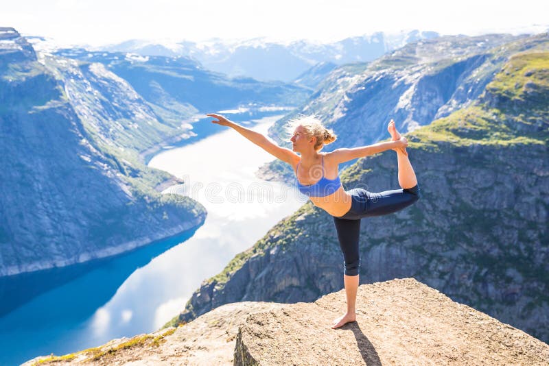Det lyckliga folket kopplar av i klippa under turen Norge Trolltunga som fotvandrar rutten arkivbilder Det lyckliga folket kopplar av i klippa under turen Norge Trolltunga som fotvandrar rutten arkivbilder