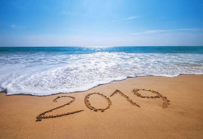Det lyckliga nya året 2019 är den sandiga tropiska havstranden för det kommande begreppet royaltyfri bild Det lyckliga nya året 2019 är den sandiga tropiska havstranden för det kommande begreppet royaltyfri bild
