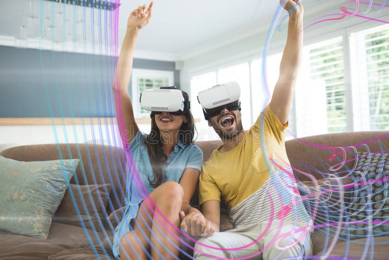 Det lyckliga paret i VR-hörlurar med mikrofon som ser till ljus, har kontakt arkivbild Det lyckliga paret i VR-hörlurar med mikrofon som ser till ljus, har kontakt arkivbild