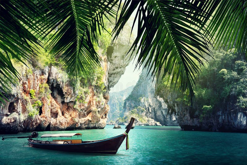 Det långa fartyget och vaggar på stranden i Krabi arkivbilder Det långa fartyget och vaggar på stranden i Krabi arkivbilder