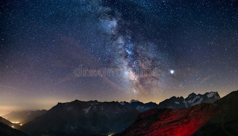 Det mjölkaktiga Way-bålstjärnhimlen på Alperna, Massif des Ecrins, Briancon Serre Chevalier skidort, Frankrike Panoramatisk vy hö arkivfoton Det mjölkaktiga Way-bålstjärnhimlen på Alperna, Massif des Ecrins, Briancon Serre Chevalier skidort, Frankrike Panoramatisk vy hö arkivfoton