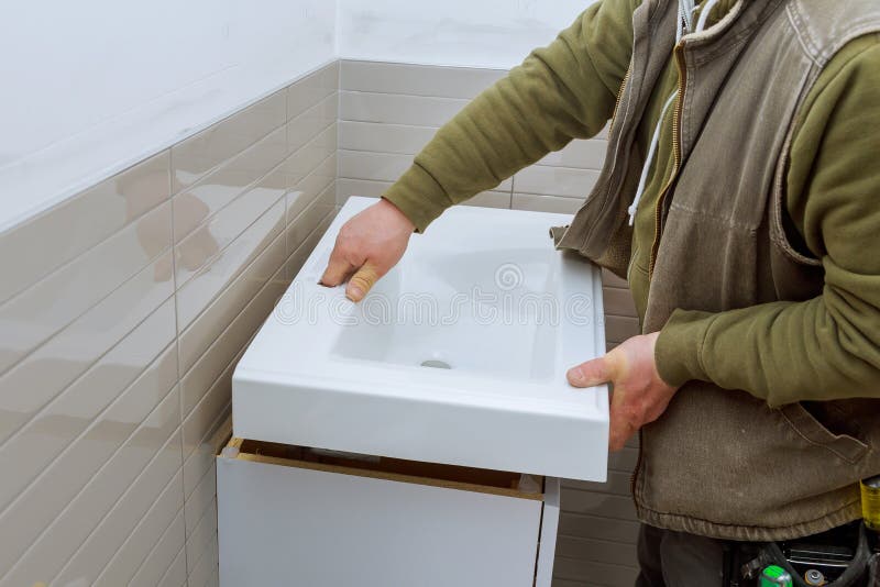 det moderna badrummet med sanitära installationer kontrar knackar lätt på badrumfåfänga arkivbilder det moderna badrummet med sanitära installationer kontrar knackar lätt på badrumfåfänga arkivbilder