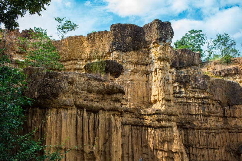 Det naturliga fenomenet av den eroderade klippan, jordpelare, vaggar skulpterat av vatten, vind för miljon år