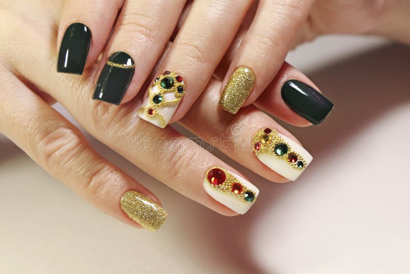 Det nya årets populära, vackra festive-manicure på korta fyrkantiga naglar med grön lackfärg arkivbild