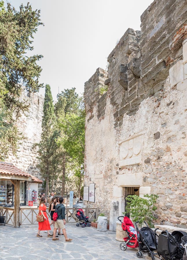 Det oidentifierade folket går och undersöker i den Bodrum slotten royaltyfri fotografi Det oidentifierade folket går och undersöker i den Bodrum slotten royaltyfri fotografi