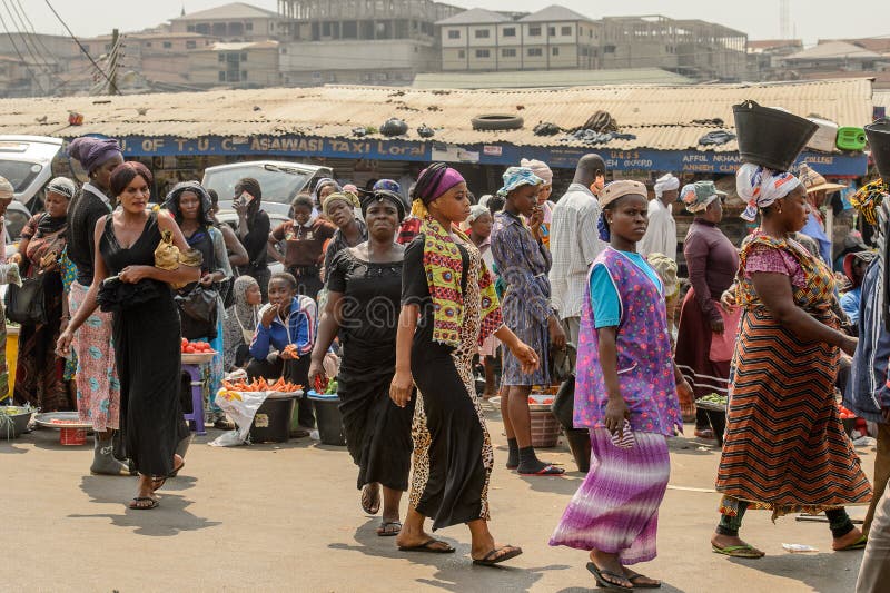 Det oidentifierade ghananska folket går på den Kumasi marknaden arkivbild