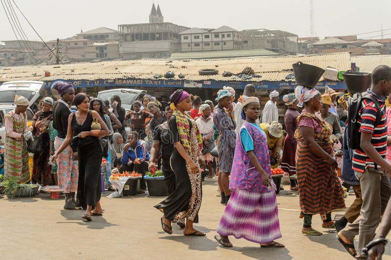 Det oidentifierade ghananska folket går på den Kumasi marknaden royaltyfri bild