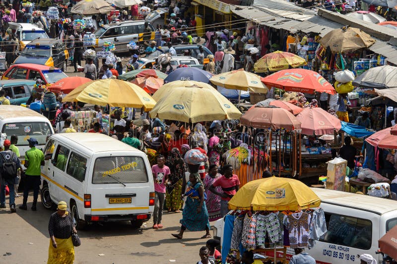 Det oidentifierade ghananska folket går på den Kumasi marknaden arkivbilder
