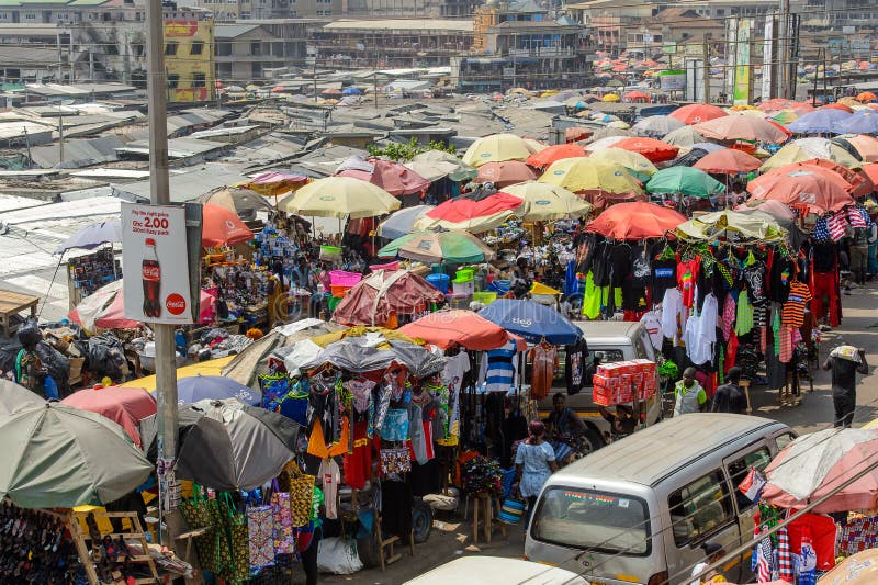 Det oidentifierade ghananska folket går på den Kumasi marknaden arkivfoton
