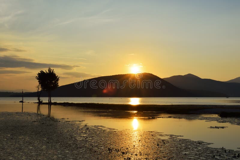 Det sceniska landskapet av den bergkanter och solen rays att reflektera i t fotografering för bildbyråer Det sceniska landskapet av den bergkanter och solen rays att reflektera i t fotografering för bildbyråer