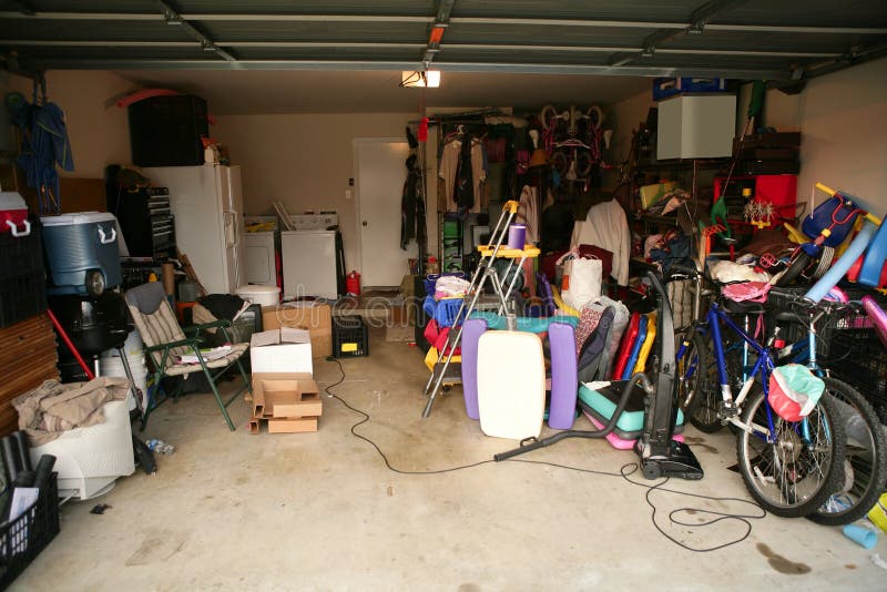 det smutsiga övergivna fulla garage stoppar arkivbilder det smutsiga övergivna fulla garage stoppar arkivbilder