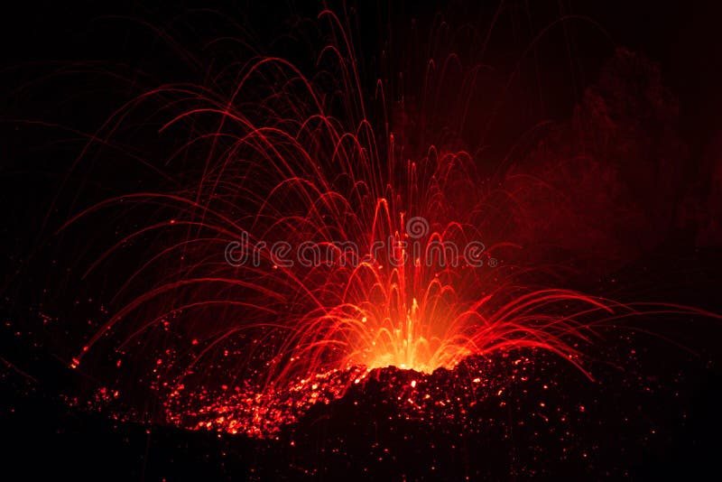 Det Strombolian utbrottet från den Stromboli vulkan med lava skuggar explosion arkivfoto Det Strombolian utbrottet från den Stromboli vulkan med lava skuggar explosion arkivfoto