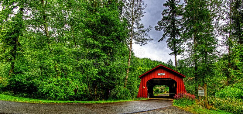 det 20th århundradet täckte bron i västra Oregon HDR arkivfoto det 20th århundradet täckte bron i västra Oregon HDR arkivfoto