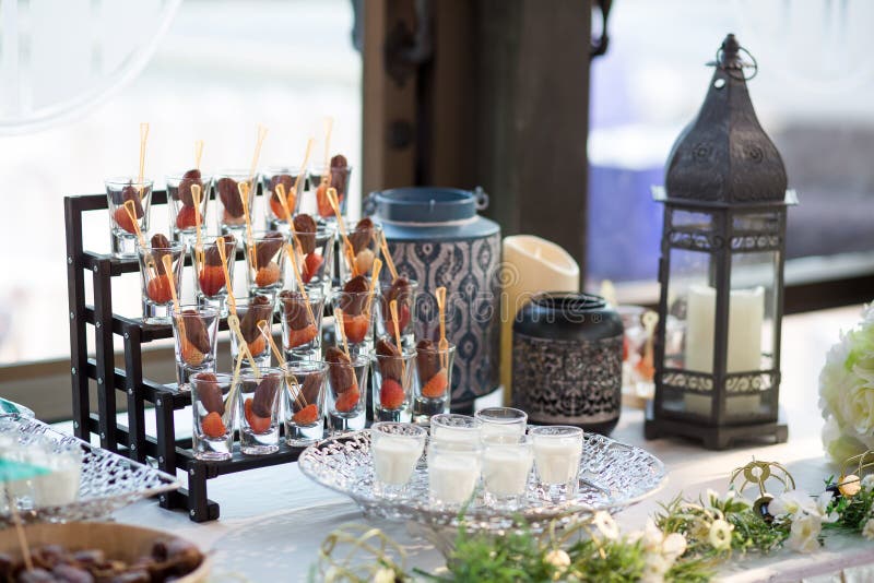 Det torkade datumet gömma i handflatan frukter, eller kurmaen, ramadan mat med mjölkar bruk i bröllopdag arkivfoton Det torkade datumet gömma i handflatan frukter, eller kurmaen, ramadan mat med mjölkar bruk i bröllopdag arkivfoton