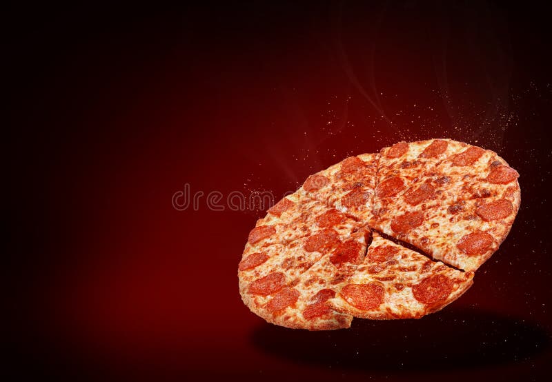 Det traditionella italienska pizzamargaritaflyget suckar in på ett mörker - röd bakgrund med en skivad skiva av pizza bredvid fotografering för bildbyråer Det traditionella italienska pizzamargaritaflyget suckar in på ett mörker - röd bakgrund med en skivad skiva av pizza bredvid fotografering för bildbyråer