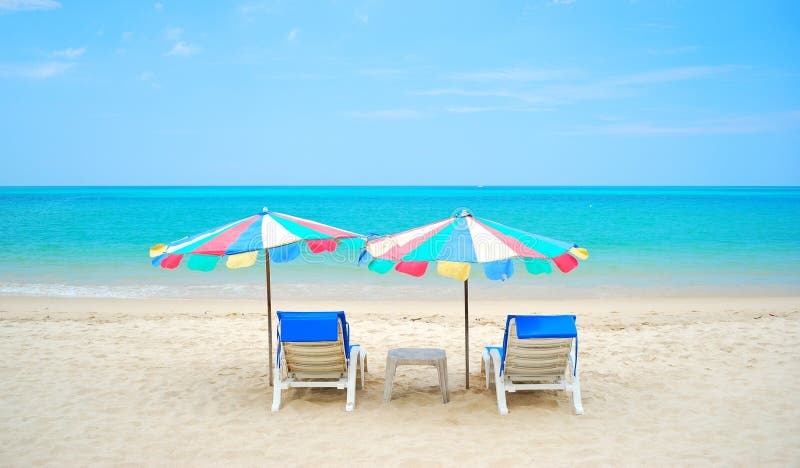 Det trevliga havet och stolen på stranden