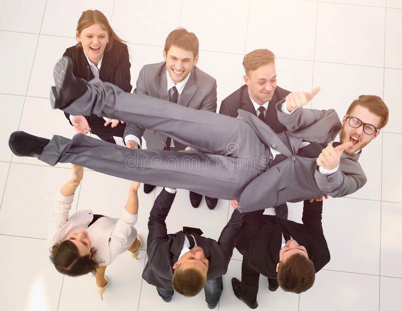 Det triumferande affärslaget skakar deras ledare arkivfoto Det triumferande affärslaget skakar deras ledare arkivfoto