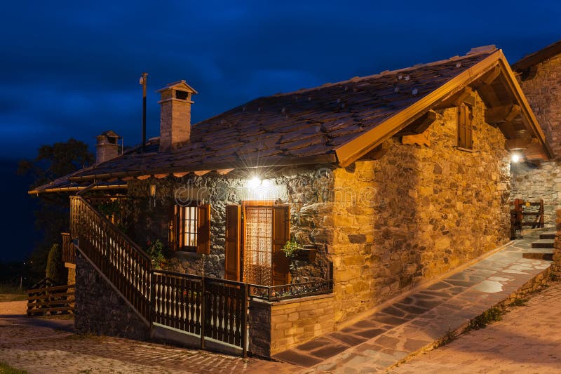 Det typiska byhuset i landskapet av Aosta Valley i Italien fotograferade på natten royaltyfri foto Det typiska byhuset i landskapet av Aosta Valley i Italien fotograferade på natten royaltyfri foto
