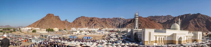 Det Uhud berget är ett av det historiska stället i islamisk historia arkivbild Det Uhud berget är ett av det historiska stället i islamisk historia arkivbild