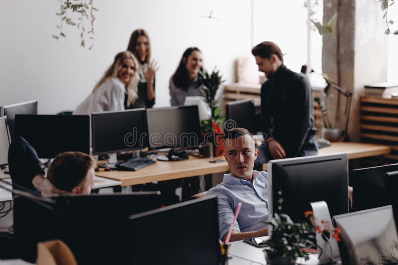 Det unga laget av kollegor diskuterar projektet i ett stilfullt modernt kontor Arbetsprocess i kontoret royaltyfria bilder Det unga laget av kollegor diskuterar projektet i ett stilfullt modernt kontor Arbetsprocess i kontoret royaltyfria bilder