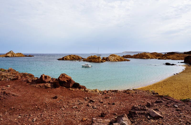 Det vackra landskapet i Cala Pregonda, stranden på ön Menorca arkivfoton