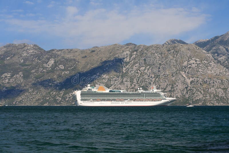 Det vita passagerareskeppet ankrade i fjärden av Kotor Montenegro royaltyfri foto Det vita passagerareskeppet ankrade i fjärden av Kotor Montenegro royaltyfri foto