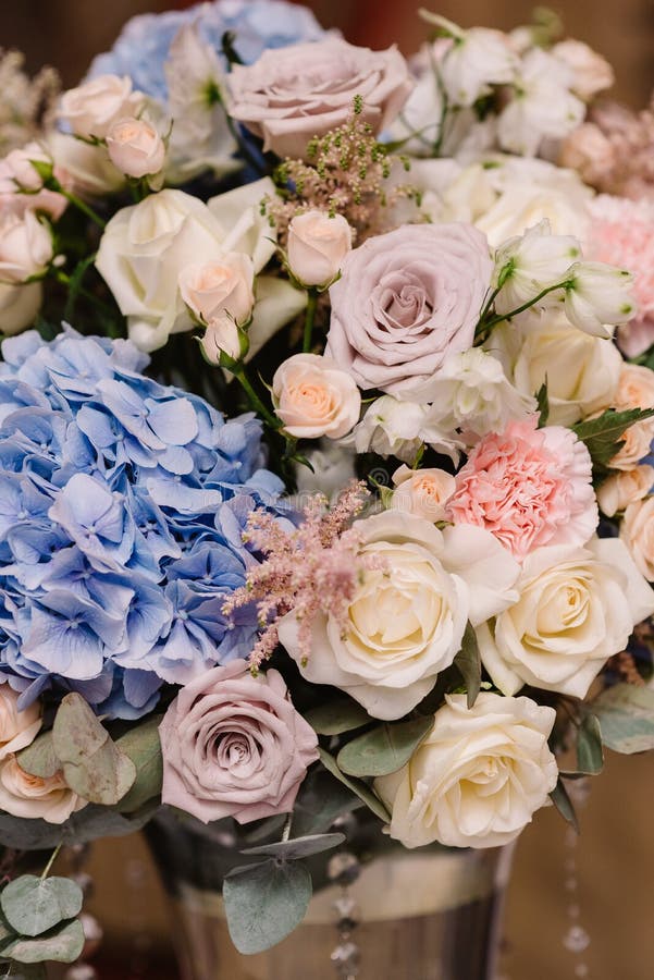 Det är mycket härliga blommor och rosor arkivbilder Det är mycket härliga blommor och rosor arkivbilder
