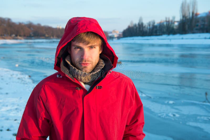 Det är så kallt älska vinternatur man i röd parka vintermanligt Varma kläder för frostkyld prognos