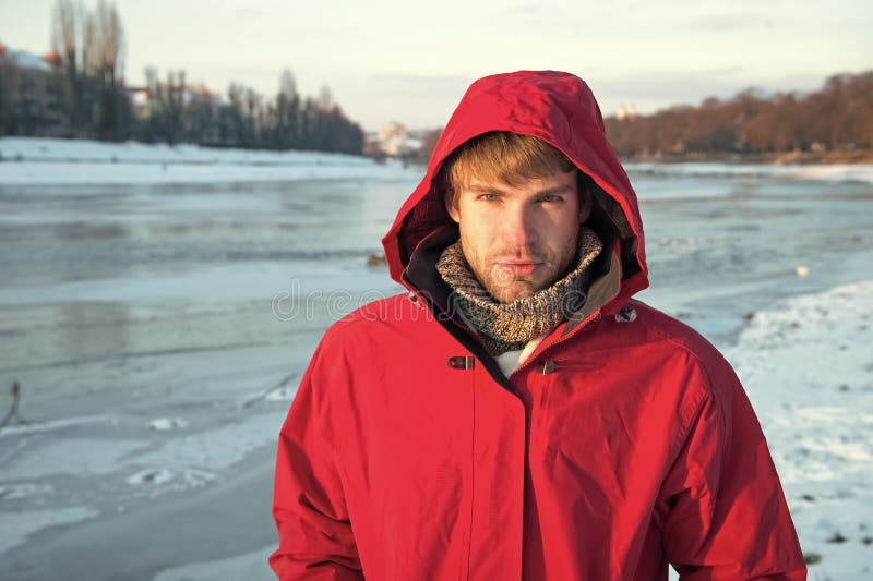 Det är så kallt älskar vinternatur man i rödparka vintermanligt Varma kläder för frostkylningsprognos