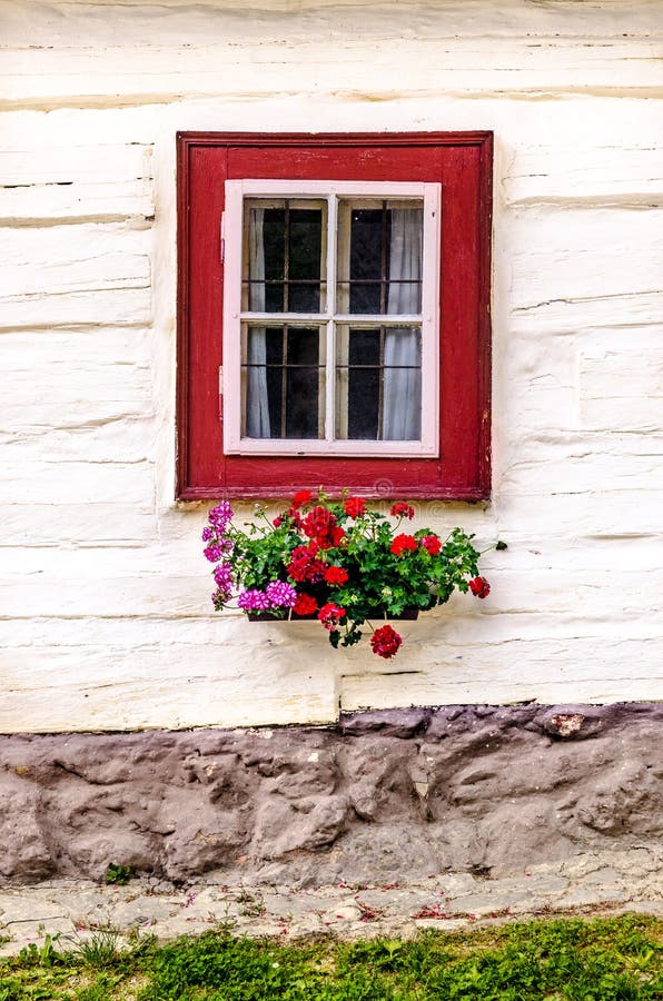 Detail barevného okna na starý tradiční dům