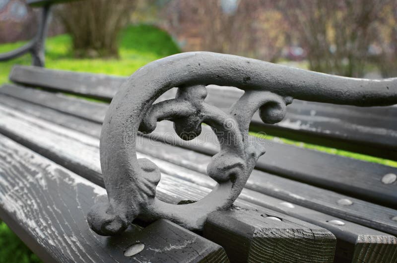 Z starý hrdzavý lavice v parku.