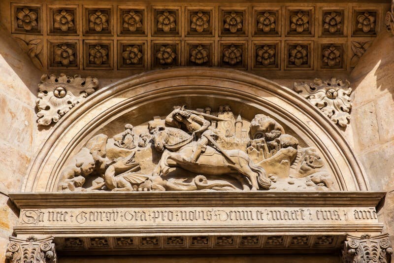 Detail van de deuropening van de St George Basiliek in Praag op jaar 920 wordt gebaseerd die royalty-vrije stock afbeeldingen Detail van de deuropening van de St George Basiliek in Praag op jaar 920 wordt gebaseerd die royalty-vrije stock afbeeldingen