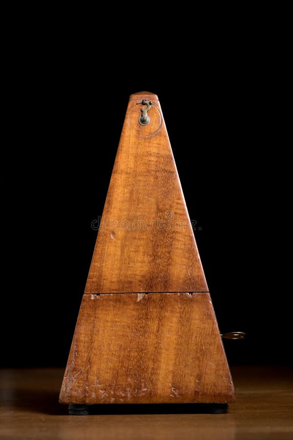 Detail van een oud mechanisch muzikaal metronoom royalty-vrije stock foto Detail van een oud mechanisch muzikaal metronoom royalty-vrije stock foto