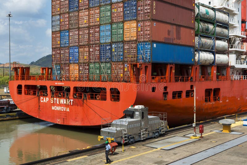 Detail van een vrachtschip in de Miraflores-Sloten in het Kanaal van Panama, in Panama royalty-vrije stock afbeeldingen Detail van een vrachtschip in de Miraflores-Sloten in het Kanaal van Panama, in Panama royalty-vrije stock afbeeldingen