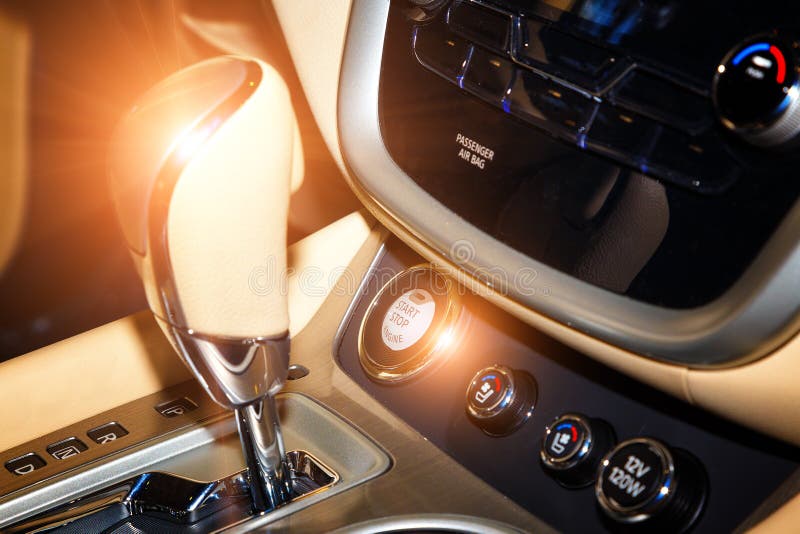 Detail van modern autobinnenland, toestelstok Het einde van het knoopbegin op de achtergrond van de verschuivingshefboom royalty-vrije stock foto's Detail van modern autobinnenland, toestelstok Het einde van het knoopbegin op de achtergrond van de verschuivingshefboom royalty-vrije stock foto's