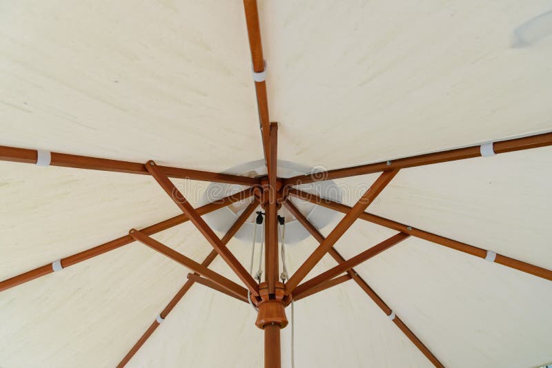 Detail van onder witte met de hand gemaakte paraplu - bescherm zonlicht in zonnige dag stock foto's Detail van onder witte met de hand gemaakte paraplu - bescherm zonlicht in zonnige dag stock foto's