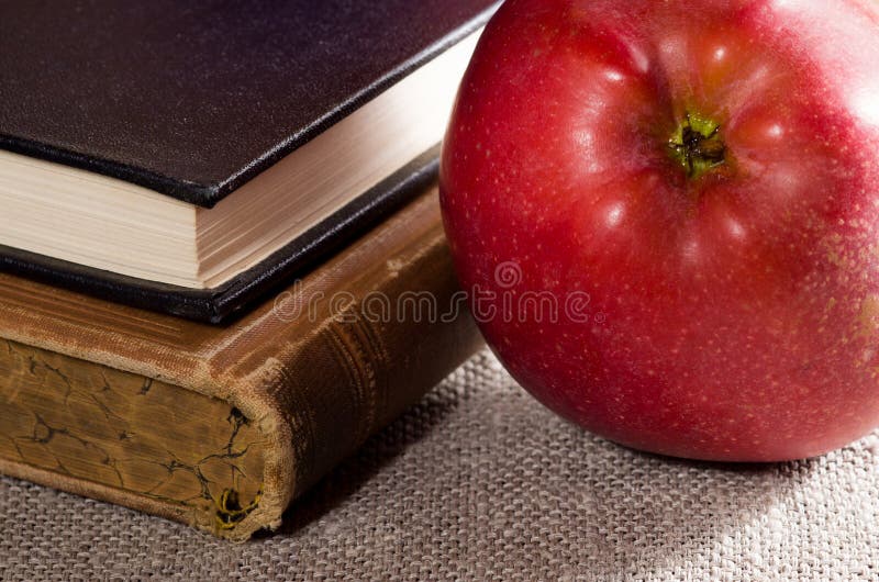 Detail van oude boeken in hardcover en close-up rode appel royalty-vrije stock afbeelding Detail van oude boeken in hardcover en close-up rode appel royalty-vrije stock afbeelding