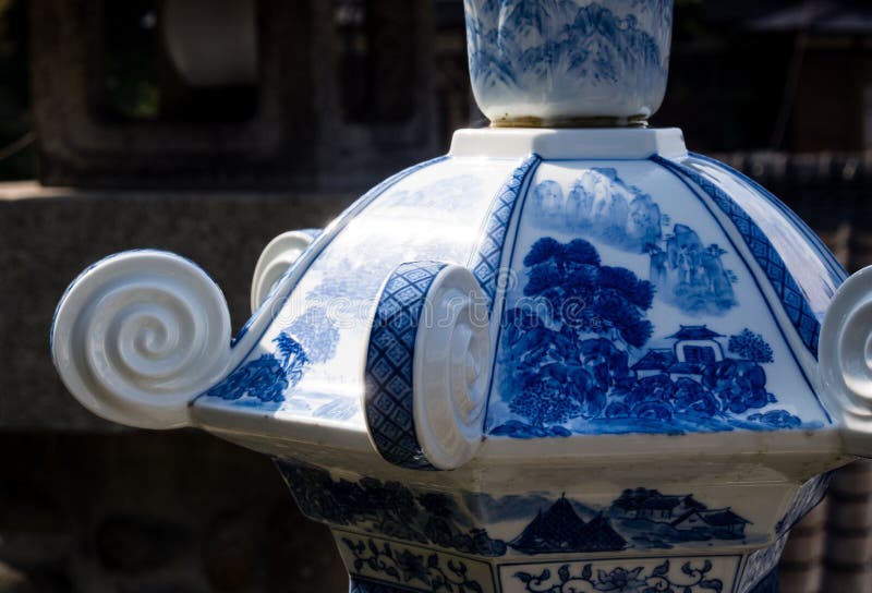 Detail van porseleinlantaarn bij historisch Tozan-heiligdom beroemd voor zijn ceramisch art. royalty-vrije stock foto's Detail van porseleinlantaarn bij historisch Tozan-heiligdom beroemd voor zijn ceramisch art. royalty-vrije stock foto's