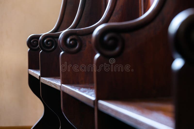 Detail van traditionele harde houten gerechtsgebouwjury, Si van het kerkkoor royalty-vrije stock foto's Detail van traditionele harde houten gerechtsgebouwjury, Si van het kerkkoor royalty-vrije stock foto's