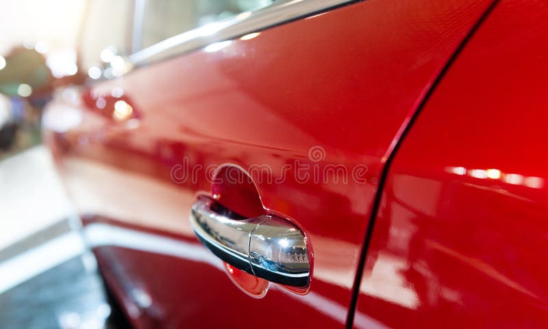 Vedere detaliată a unei mașini roșii stock images