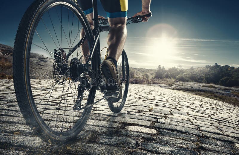 Detail von den Radfahrermannfüßen, die Mountainbike auf Spur im Freien auf Landstraße reiten stockfoto Detail von den Radfahrermannfüßen, die Mountainbike auf Spur im Freien auf Landstraße reiten stockfoto