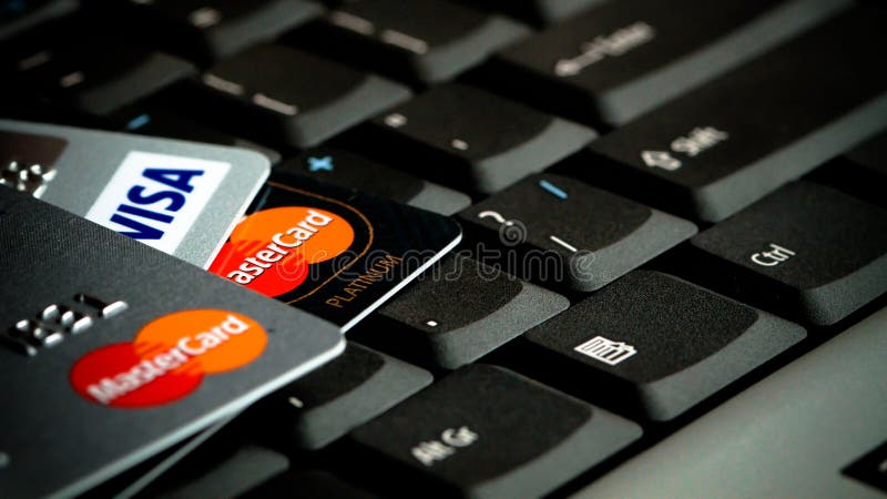 Detail von Kreditkarten über Laptoptastatur Konzeptbild für Datenbruch, Datensicherheit, E-Commerce, Kreditkarteon-line-Gebrauch